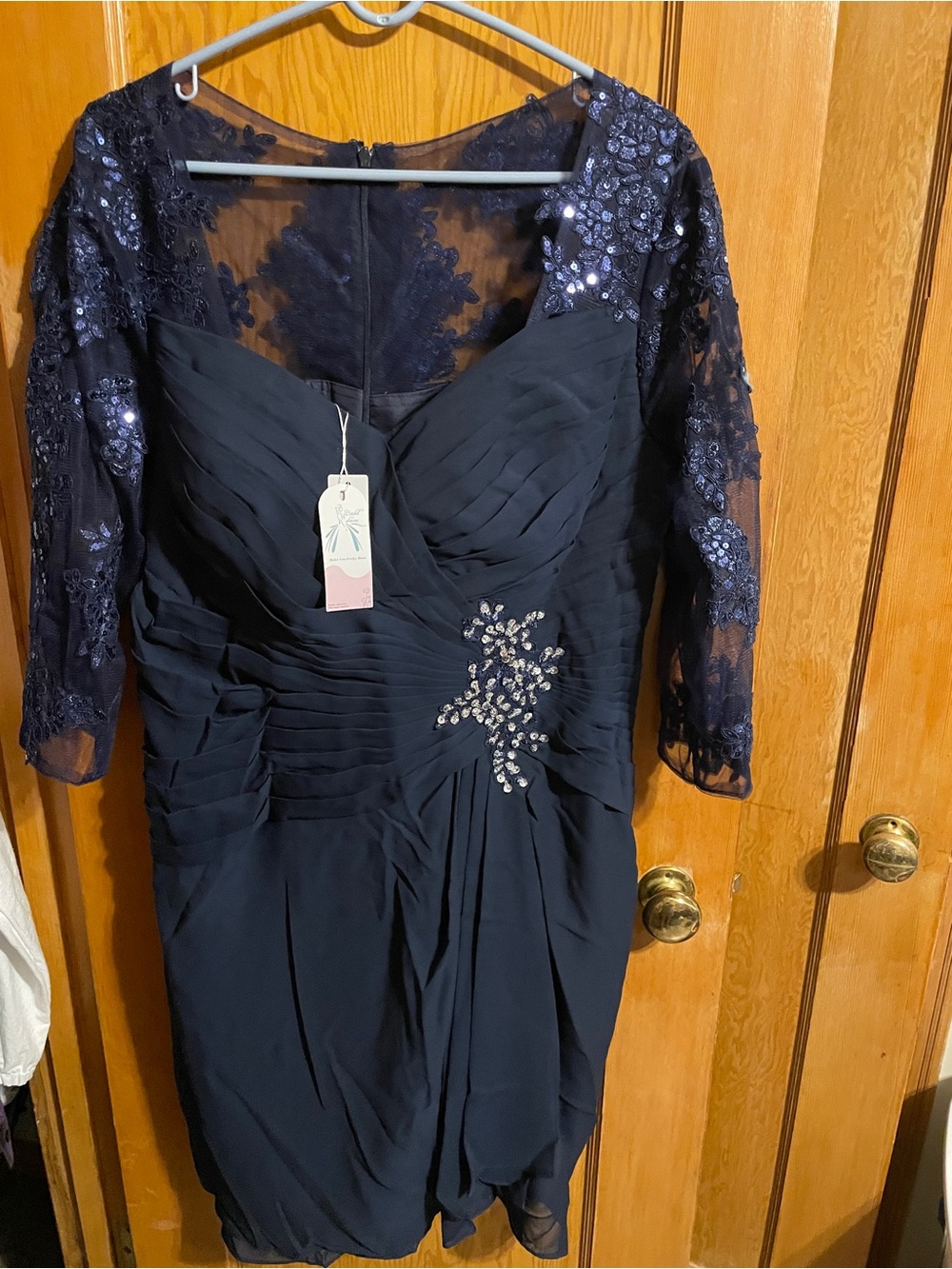 Elegant Navy Blue Evening Dress with Lace Sleeves